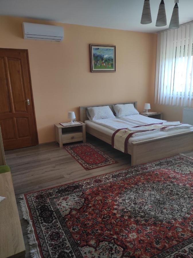 Maros Vendeghaz Hotel มูราฮาลอม ภายนอก รูปภาพ